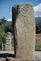Filitosa, Menhirstatue mit Dolch und Schwert (Filitosa V, Vorderseite).JPG